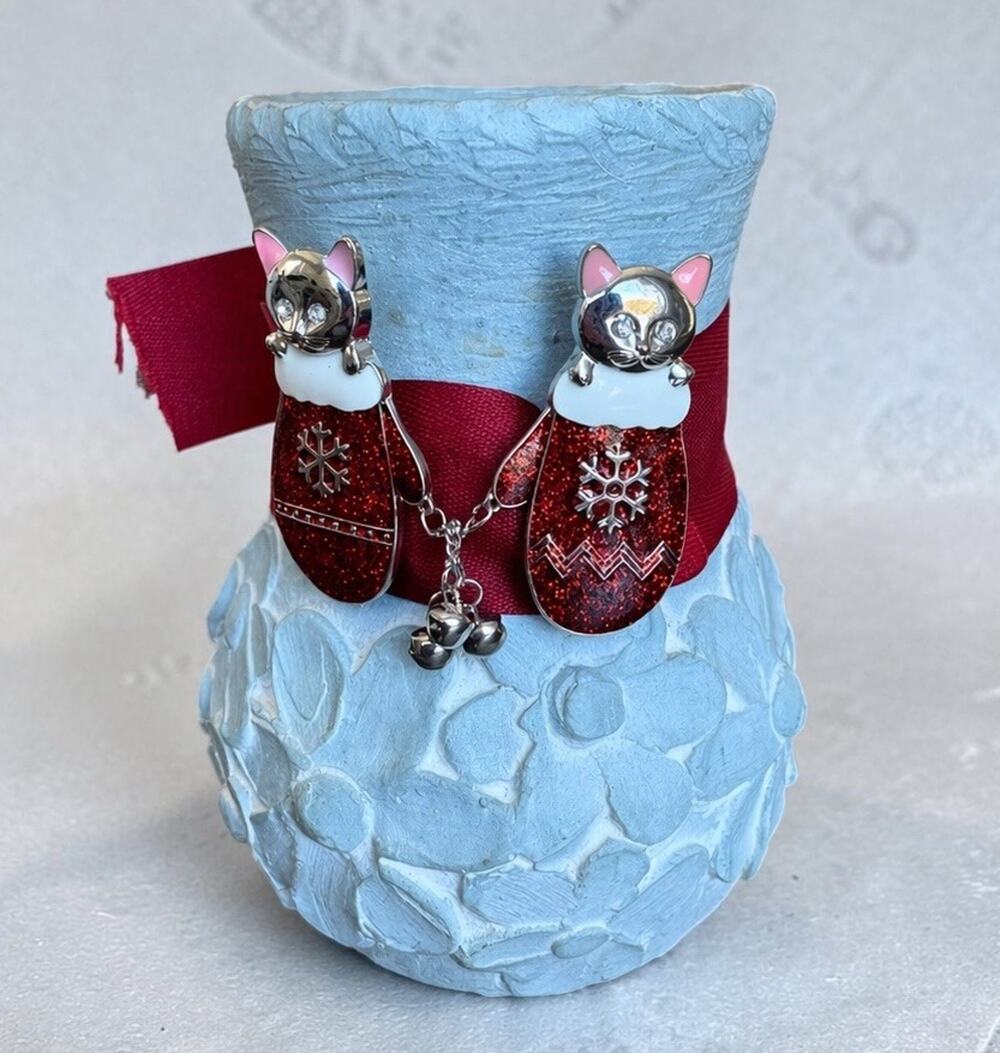 Isabel Bloom Signed 2005 Gray Floral Vase Planter Concrete w/ Cat Mitten Decor